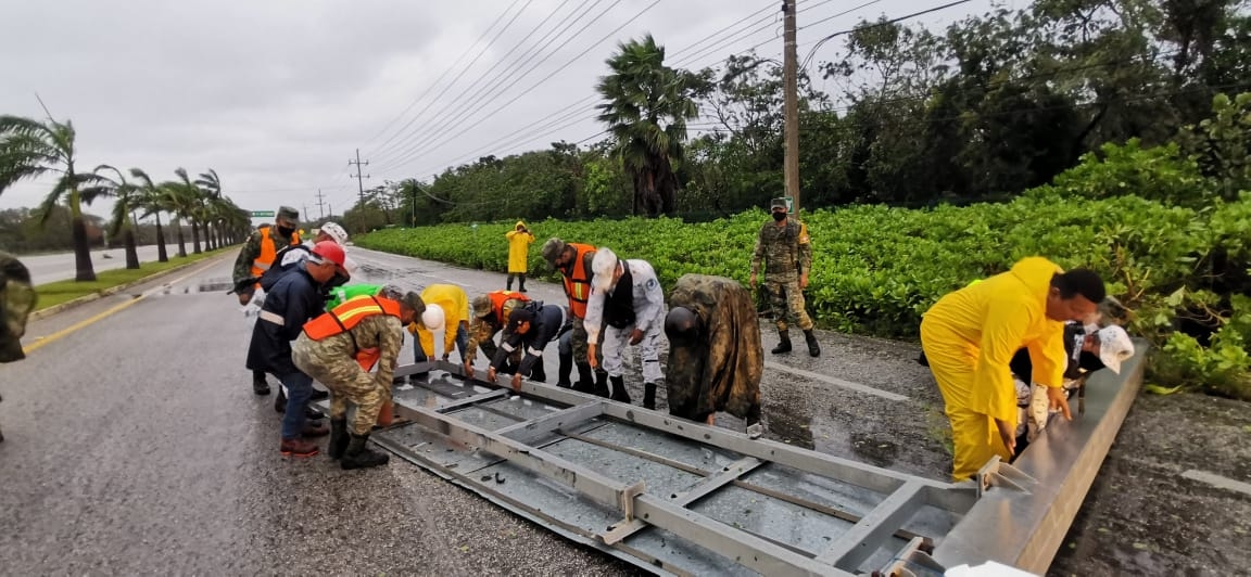 cuadrillas de la Comisión Federal de Electricidad se están dando la tarea de restaurar el servicio sobre todo en la zona de la Riviera Maya. Foto: Ramona Mora. cuadrillas de la Comisión Federal de Electricidad se están dando la tarea de restaurar el servicio sobre todo en la zona de la Riviera Maya. Foto: Ramona Mora.