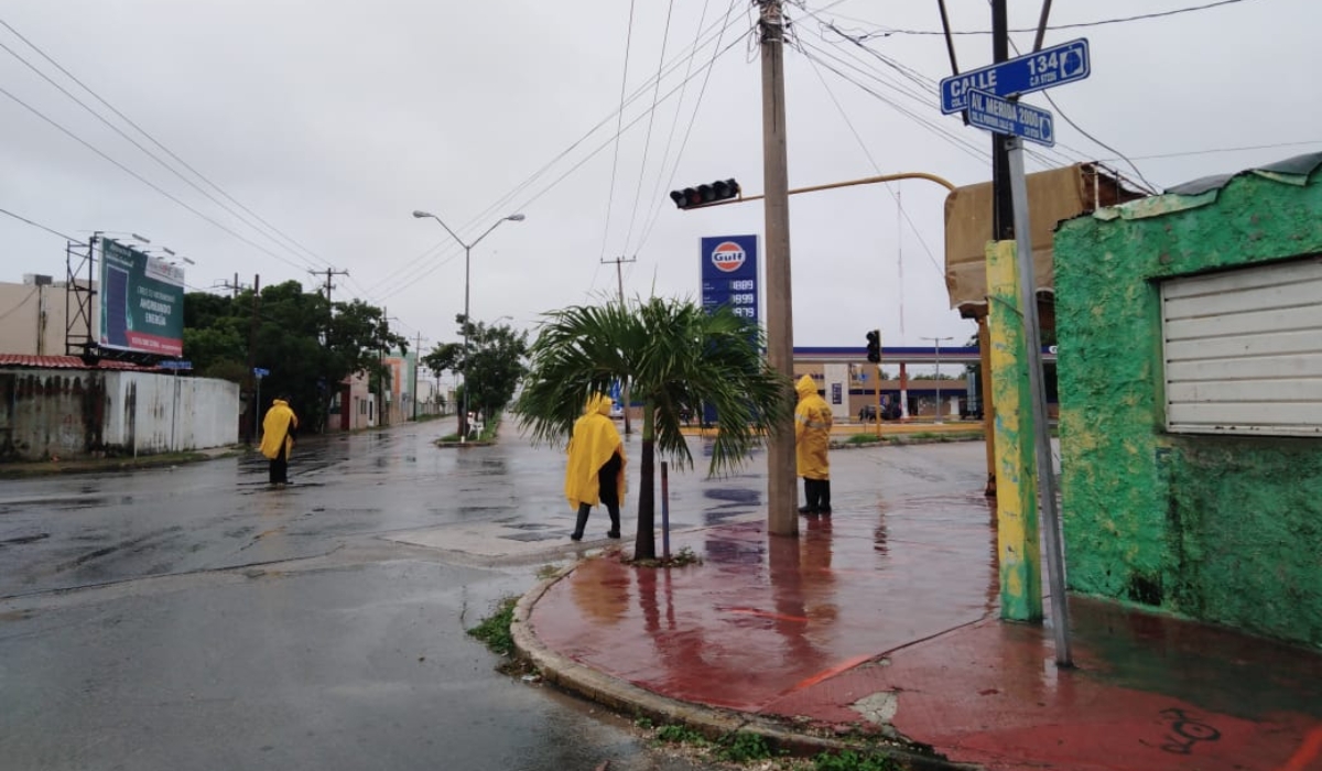 Agentes dirigen el tránsito en la Avenida Mérida 200. Fotos: Fernando Poo. Agentes dirigen el tránsito en la Avenida Mérida 200. Fotos: Fernando Poo.