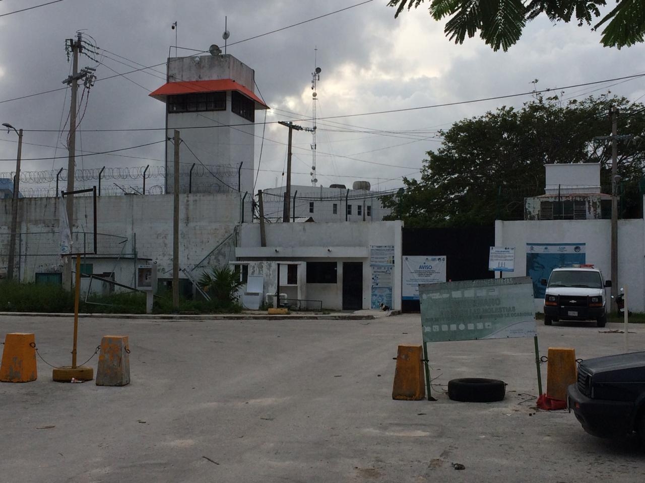 Los familiares indicaron que se les prohibió el acceso debido a la amenaza de muerte sobre las autoridades del penal Foto: Rafael García Los familiares indicaron que se les prohibió el acceso debido a la amenaza de muerte sobre las autoridades del penal Foto: Rafael García