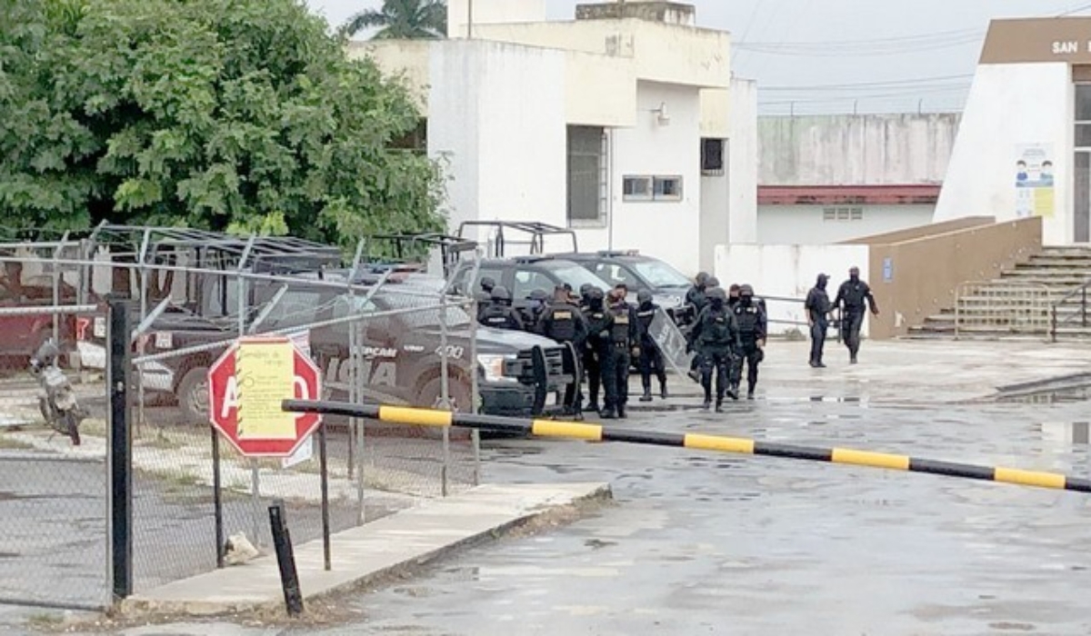Policías tomaron medidas preventivas para restablecer el orden en el área del penal donde se registró la pelea. Fotos: Lucio Blanco. Policías tomaron medidas preventivas para restablecer el orden en el área del penal donde se registró la pelea. Fotos: Lucio Blanco.