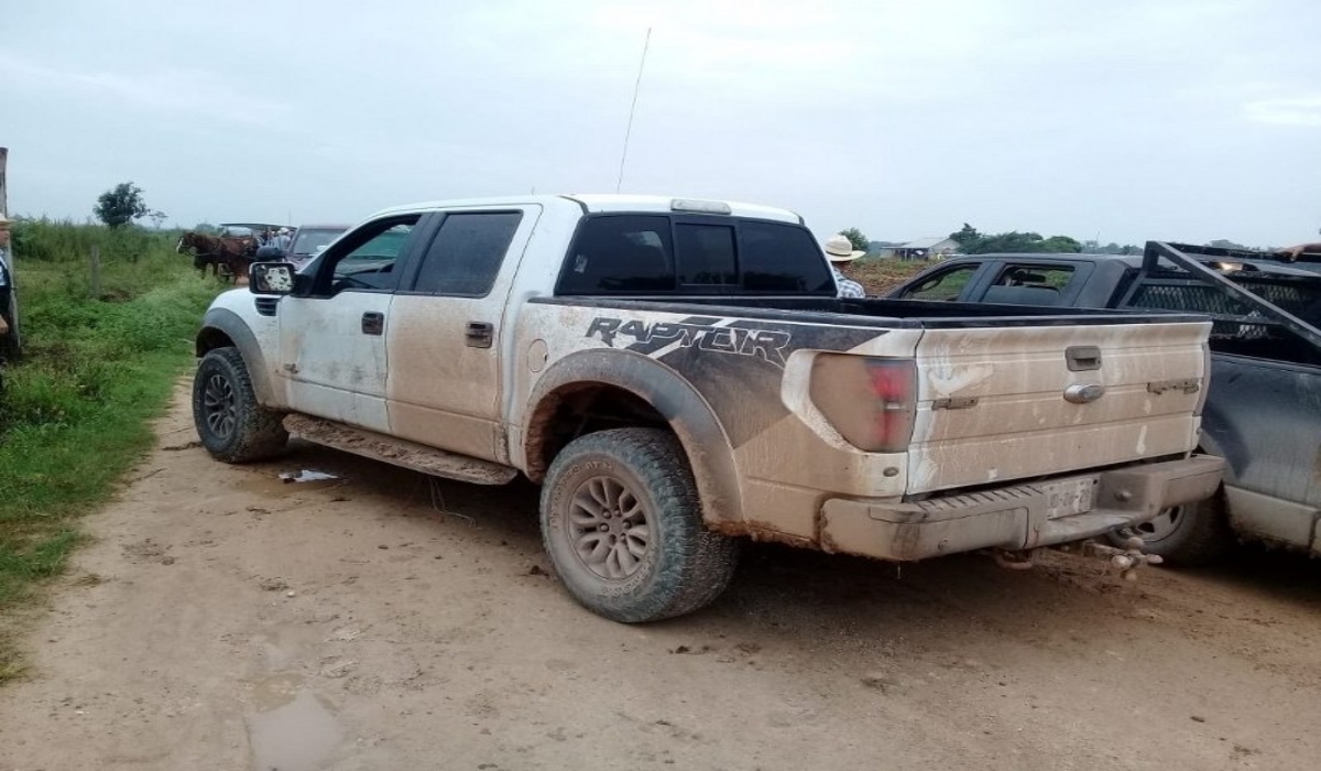 Una Ford Raptor contenía púas con cadenas, cubetas con estopas y un bidón con acelerante. Foto: Por Esto!. Una Ford Raptor contenía púas con cadenas, cubetas con estopas y un bidón con acelerante. Foto: Por Esto!.