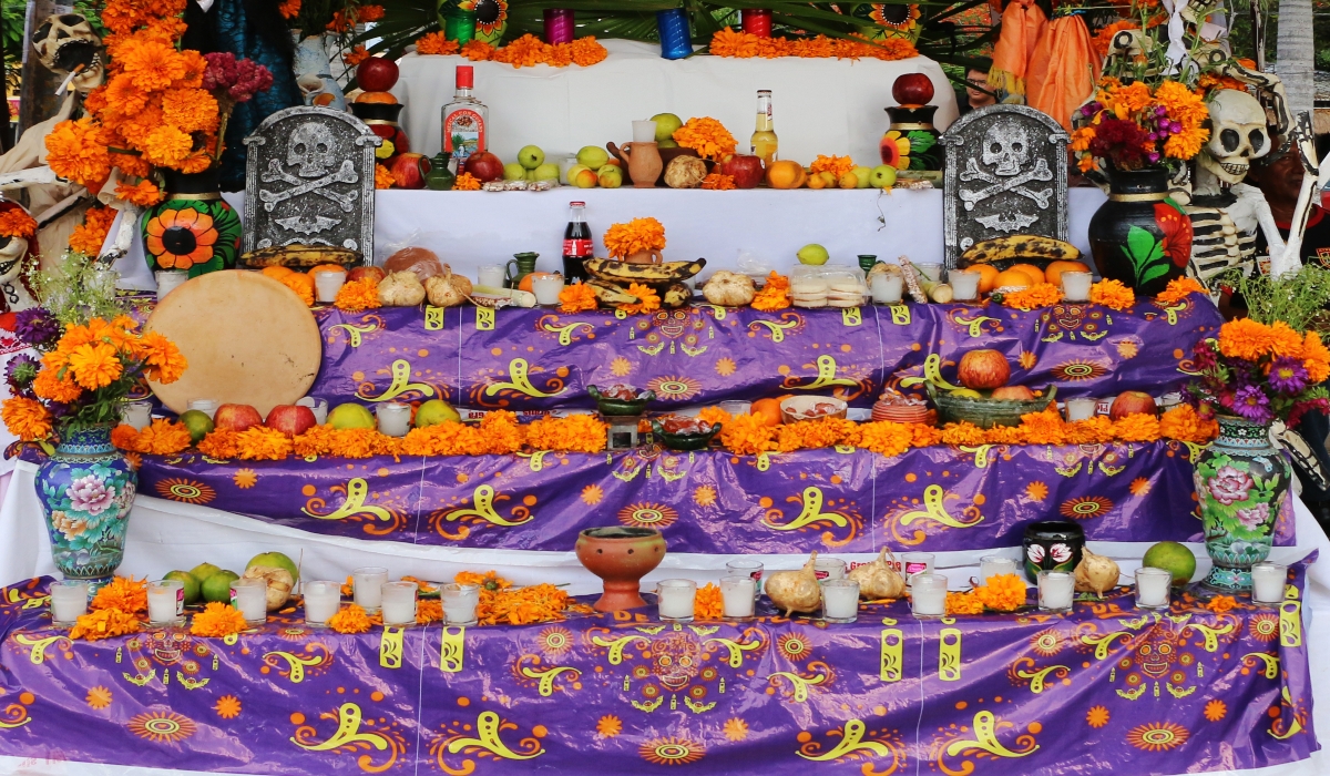 La tradición de colocar altares ya se realizaba  desde antes de la llegada de los españoles y la fe cristiana. Foto: Erick Marfil.