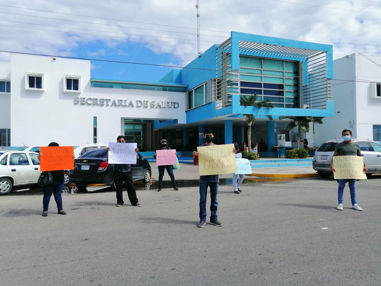 Los solicitantes acudieron con pancartas a las instalaciones de la dependencia. Foto: Abraham Cohuó Los solicitantes acudieron con pancartas a las instalaciones de la dependencia. Foto: Abraham Cohuó