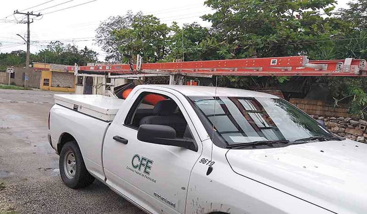 Cuadrillas de la CFE recorren colonias y fraccionamientos para restablecer el servicio eléctrico. Foto: Por Esto! Cuadrillas de la CFE recorren colonias y fraccionamientos para restablecer el servicio eléctrico. Foto: Por Esto!