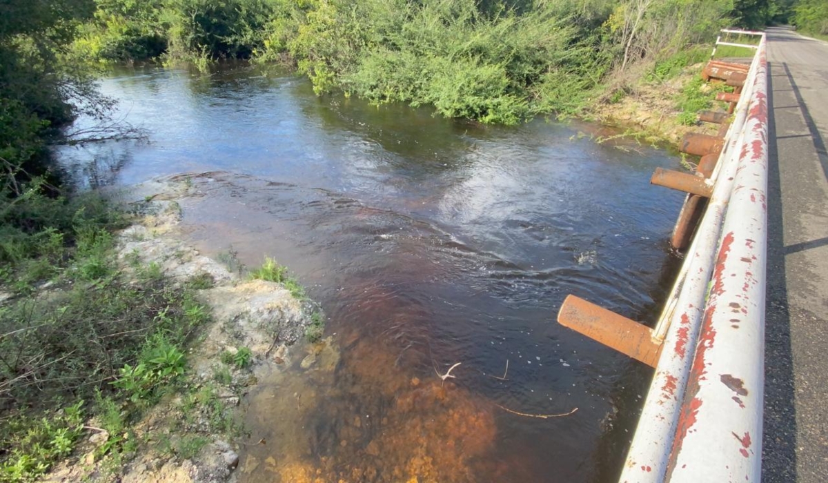 El incremento del nivel del agua es monitoreado de manera constante. Foto: Justino Xiu Chan. El incremento del nivel del agua es monitoreado de manera constante. Foto: Justino Xiu Chan.