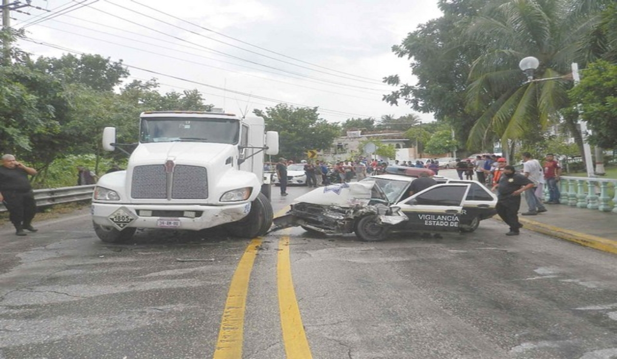 Uno de los ocupantes sufrió lesiones graves, por lo que fue
trasladado al hospital de la localidad. Foto: Erasmo Cruz. Uno de los ocupantes sufrió lesiones graves, por lo que fue
trasladado al hospital de la localidad. Foto: Erasmo Cruz.