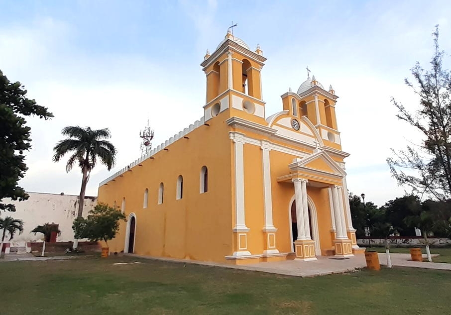 Los ladrones se introdujeron al templo católico, tras romper vidrios
de una bodega, además destruyeron diversos objetos religiosos
Los ladrones se introdujeron al templo católico, tras romper vidrios
de una bodega, además destruyeron diversos objetos religiosos