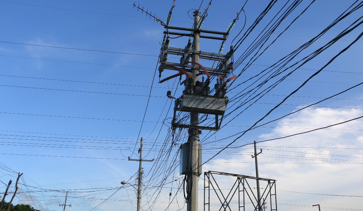 Del cableado eléctrico cuelgan numerosas conexiones clandestinas que ocasionan cortes y variaciones de energía. Foto: Erick Marfil. Del cableado eléctrico cuelgan numerosas conexiones clandestinas que ocasionan cortes y variaciones de energía. Foto: Erick Marfil.