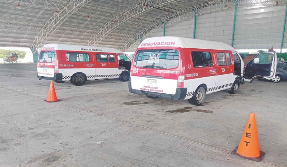 Los inspectores realizaron una revisión exhaustiva al transporte público. Foto: Agustín Ferrer.