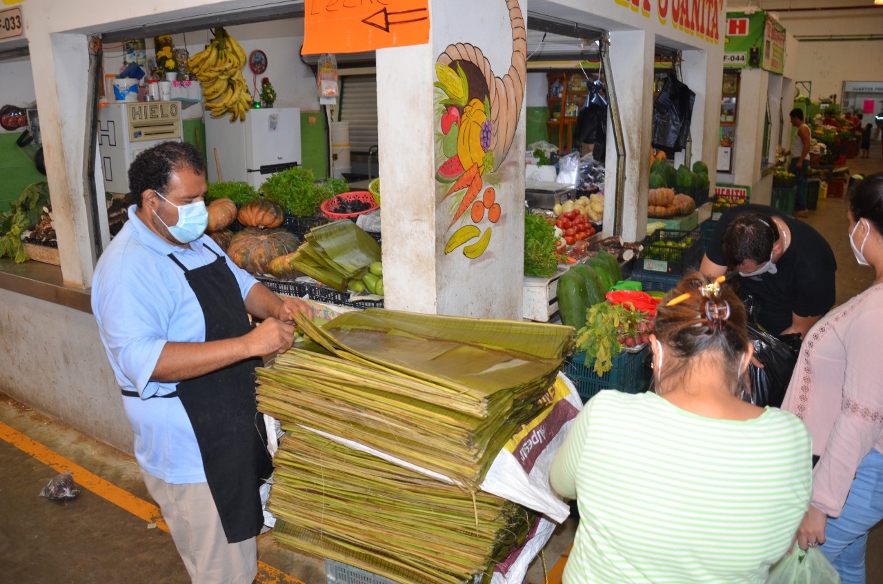 Los comerciantes están preocupados de que el aumento de precio se traduzca en bajas ventas Foto: Manuel Collí Los comerciantes están preocupados de que el aumento de precio se traduzca en bajas ventas Foto: Manuel Collí
