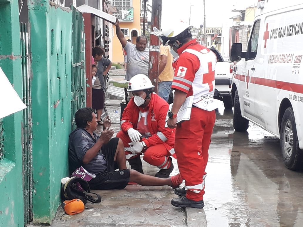 A pesar de la herida el hombre se negó a ser trasladado a un hospital.  Foto: José Pacheco