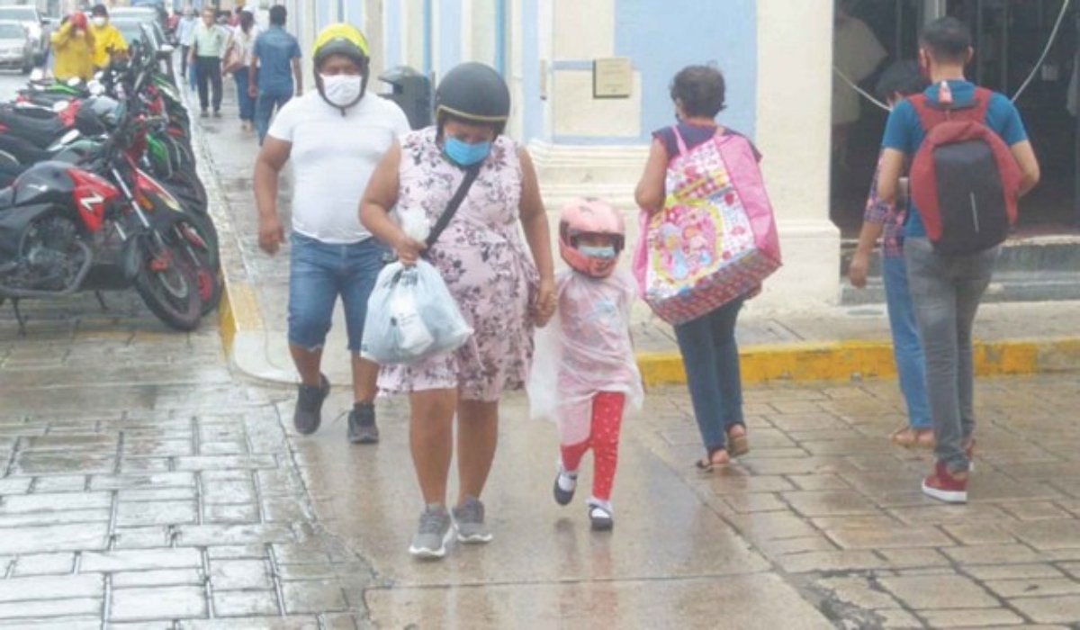A pesar de la lluvia y el frío, los ciudadanos salieron a realizar sus compras. Foto: Alan Gómez. A pesar de la lluvia y el frío, los ciudadanos salieron a realizar sus compras. Foto: Alan Gómez.