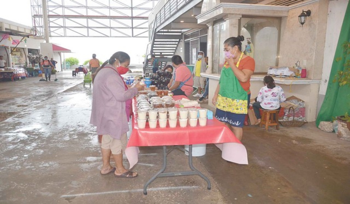 Los venteros se instalaron en el centro de abastos de la Isla, pero no recibieron la afluencia de clientes que esperaban. Foto: Irene Barradas. Los venteros se instalaron en el centro de abastos de la Isla, pero no recibieron la afluencia de clientes que esperaban. Foto: Irene Barradas.