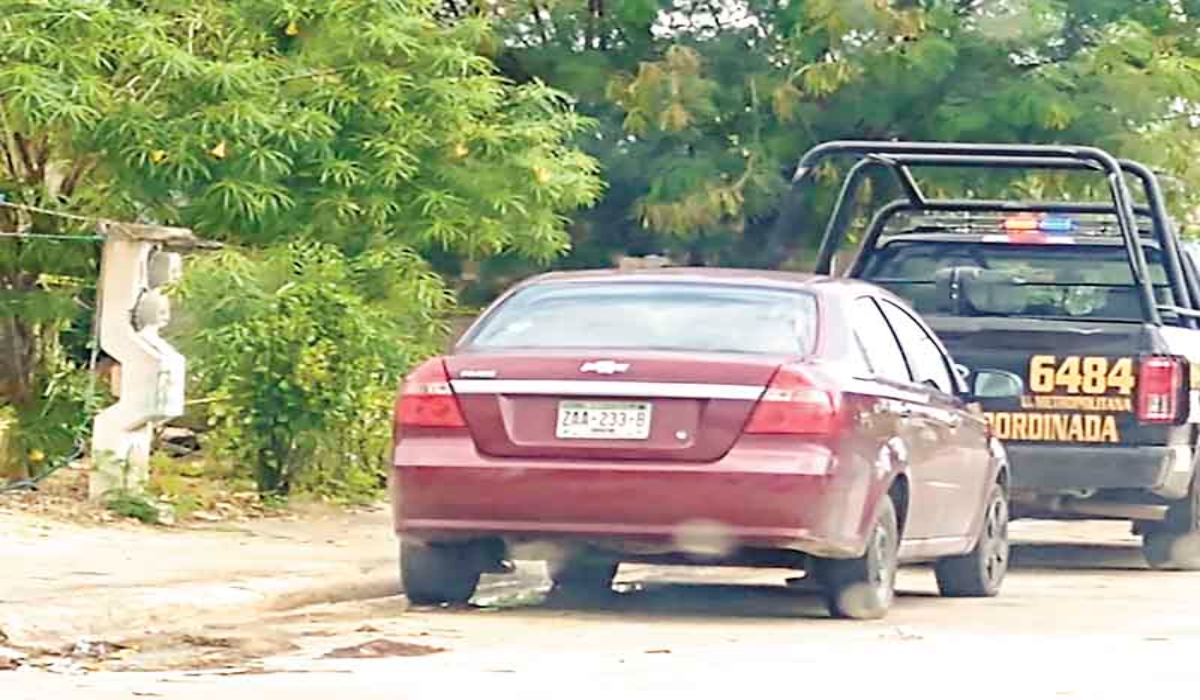 La unidad número 6484 de la SSP permanece frente al predio donde fue encontrada la bolsa con el cadáver. Foto: Por Esto! La unidad número 6484 de la SSP permanece frente al predio donde fue encontrada la bolsa con el cadáver. Foto: Por Esto!