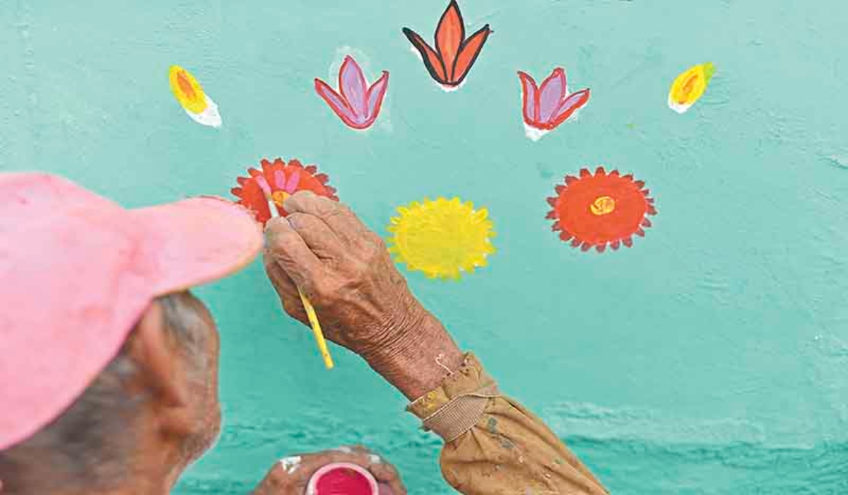 El hombre de 91 años trabajó 60 años inhumando cuerpos y, en lugar de retirarse, ahora se dedica a la decoración de tumbas. Fotos: Luis Pérez.