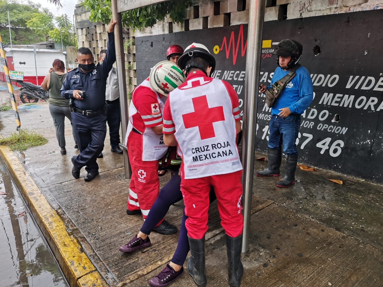 La mujer recibió atenciones de los paramédicos de la Cruz Roja Foto: Ricardo Jiménez La mujer recibió atenciones de los paramédicos de la Cruz Roja Foto: Ricardo Jiménez