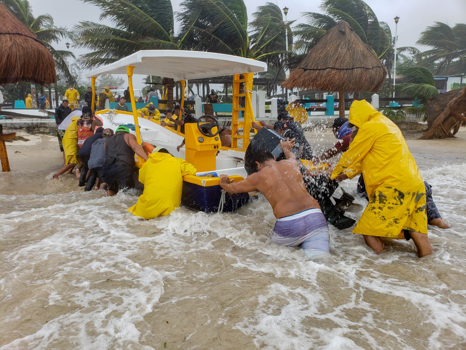 Los cortes de energía eléctrica fueron otra de las consecuencias de la Tormenta Tropical “Gamma”. Foto: Por Esto!