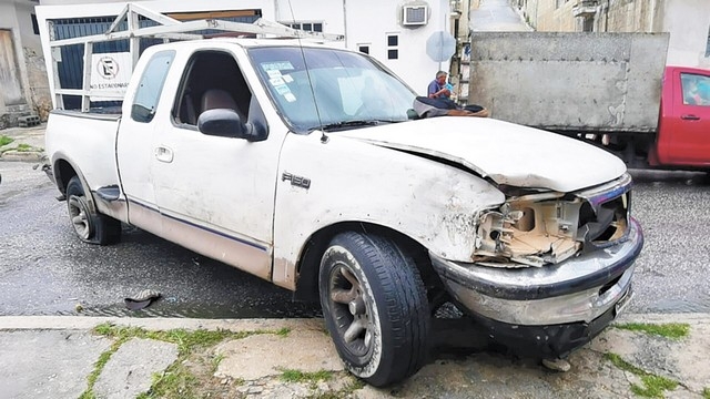 Los daños ascienden a más de 100 mil pesos, y fueron lo vecinos quienes detuvieron al autor del aparatoso accidente. Foto: José Salazar