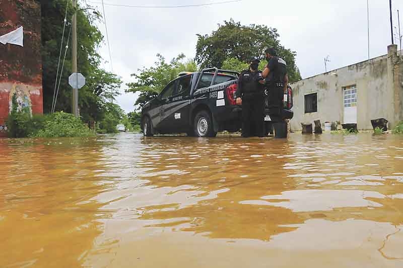 Las lluvias generaron una importante acumulación de agua que alcanzó las viviendas. Foto: Ramón Reyna / José L. López Las lluvias generaron una importante acumulación de agua que alcanzó las viviendas. Foto: Ramón Reyna / José L. López