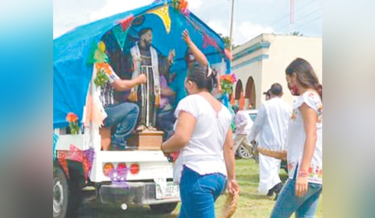 El santo patrono recorrió la comisaría sin la acostumbrada multitud de feligreses. Foto: José Alfredo Islas Chuc.