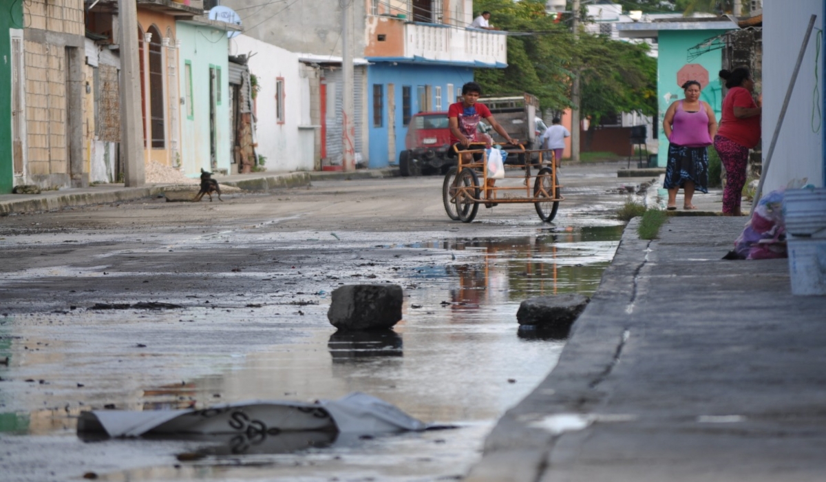 Señalan que el agua acumulada en los baches estaba provocando accidentes. Foto: Agustín Ferrer.