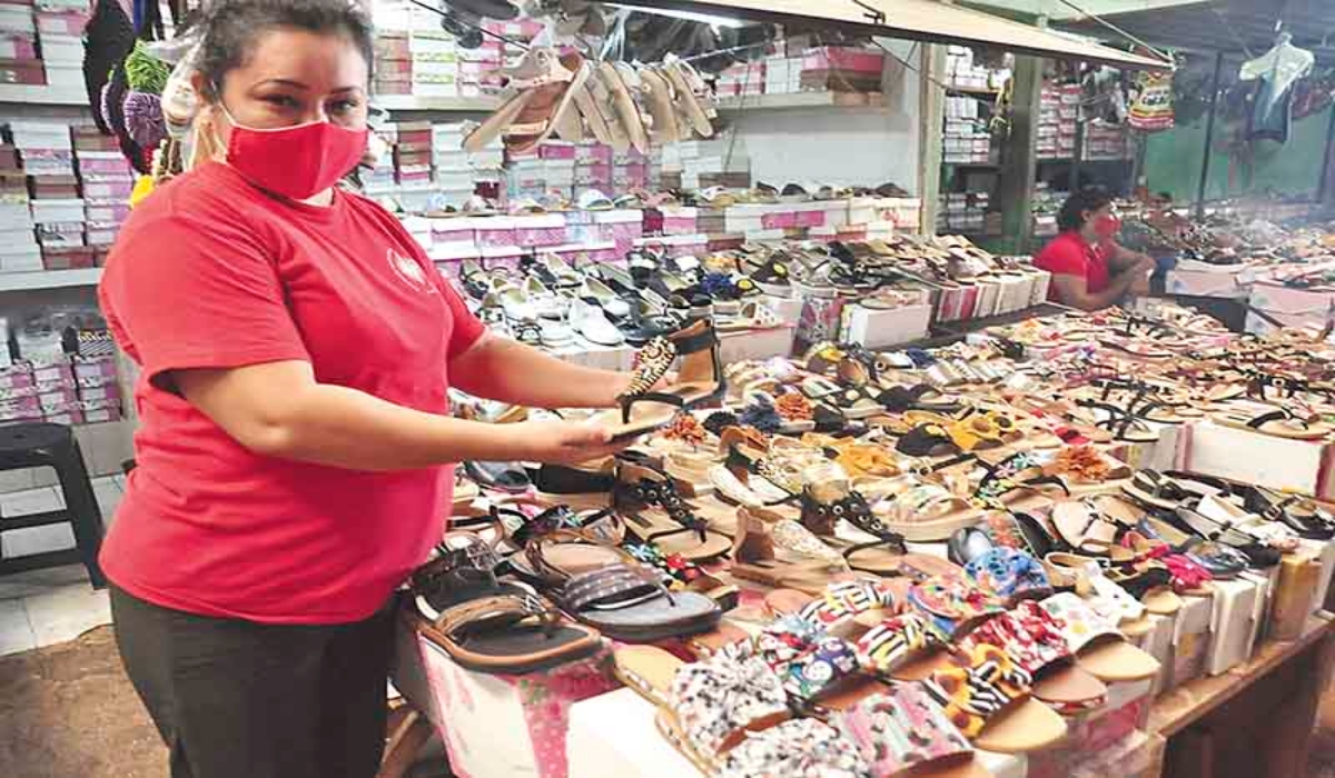 Antes de la crisis, podían vender hasta mil pesos en un día, ahora solo alcanzan unos 400 pesos. Fotos: Víctor Gijón.