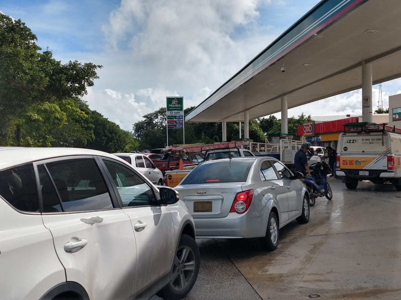 Los automovilistas tardan hasta 40 minutos para cargar combustible. Foto: Víctor Rodríguez