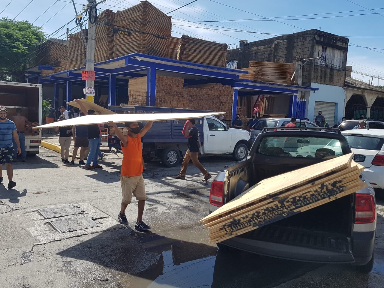 En tlapalerías la gente demandaba clavos y sogas para amarrar tinacos. Foto: Víctor Rodríguez En tlapalerías la gente demandaba clavos y sogas para amarrar tinacos. Foto: Víctor Rodríguez