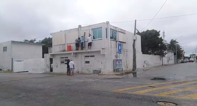El cese en las lluvias permitió a empresarios proteger inmuebles. Foto: Julio Jiménez Mendoza