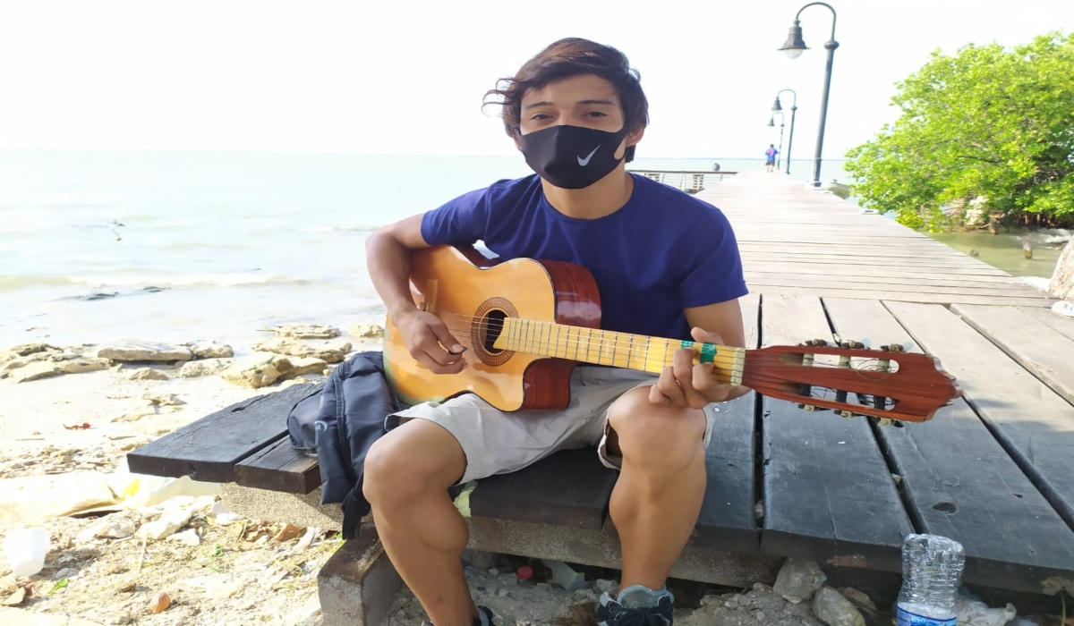 José Manuel Madrigal ha recorrido diversas ciudades del país acompañado de su guitarra. Foto: Juan García. José Manuel Madrigal ha recorrido diversas ciudades del país acompañado de su guitarra. Foto: Juan García.