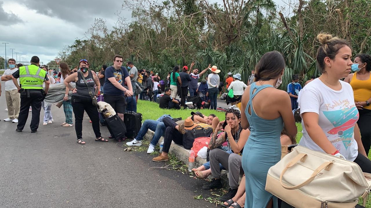 El Aeropuerto había programado su apertura a las 15:00 horas, hecho que provocó largas filas para ingresar Foto: Jorge Delgado