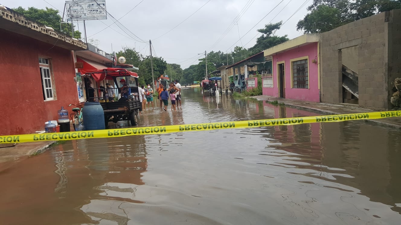 Los vecinos del municipio han cerrado varias calles para evitar que el agua se meta más a sus casas Foto: Ramón Reyna Los vecinos del municipio han cerrado varias calles para evitar que el agua se meta más a sus casas Foto: Ramón Reyna