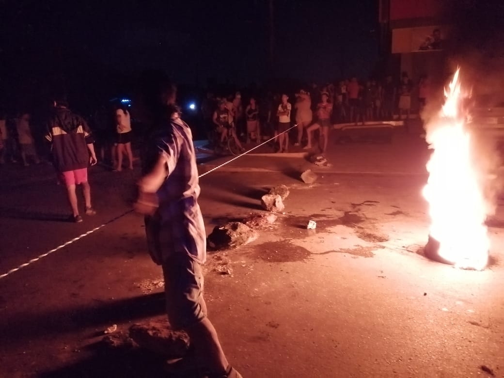 Pobladores de Cancún bloquean calles, exigen que les regresen la luz