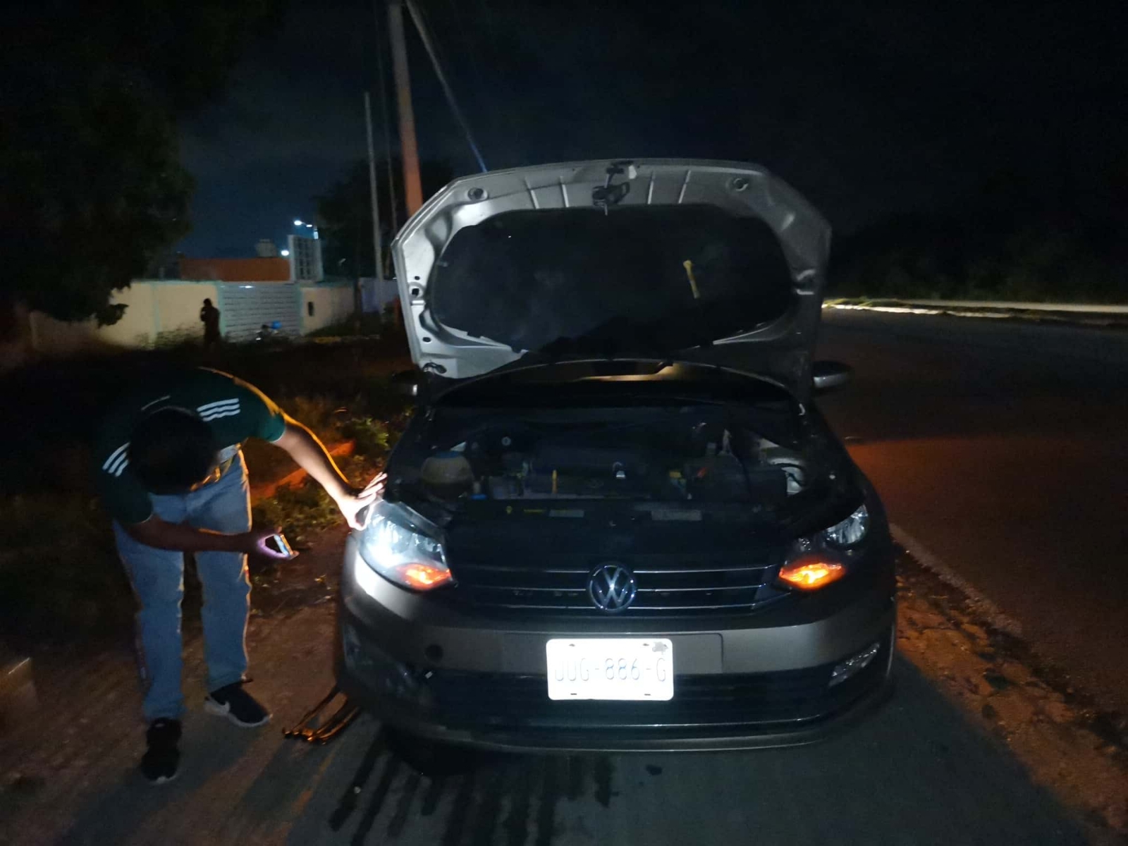 El joven conductor fue auxiliado por personal de la CFE Foto: Brian Lara El joven conductor fue auxiliado por personal de la CFE Foto: Brian Lara