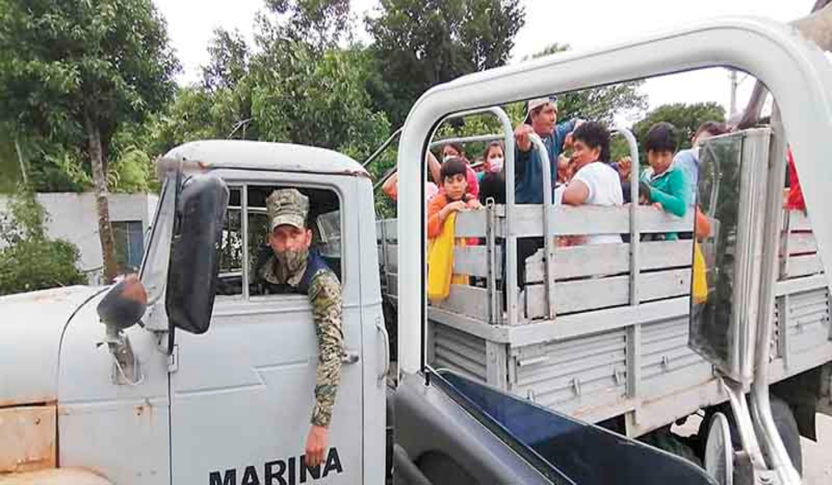 El gremio junto con la Marina evacuó a 15 ganaderos con sus familias. Foto: Luis Manuel Pech Sánchez.