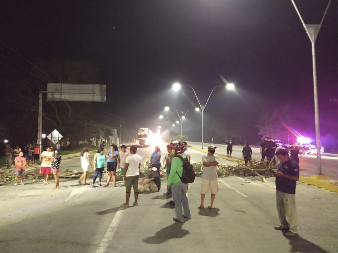 Un grupo de aproximadamente 100 personas protesta en la entrada a Cancún Foto: Jazmín Rodríguez Un grupo de aproximadamente 100 personas protesta en la entrada a Cancún Foto: Jazmín Rodríguez