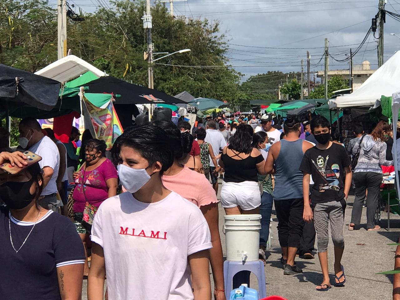 No cumplen con el uso del cubrebocas, no hay filtros sanitarios y es imposible cumplir la sana distancia. Fotos: Mario Hernández No cumplen con el uso del cubrebocas, no hay filtros sanitarios y es imposible cumplir la sana distancia. Fotos: Mario Hernández