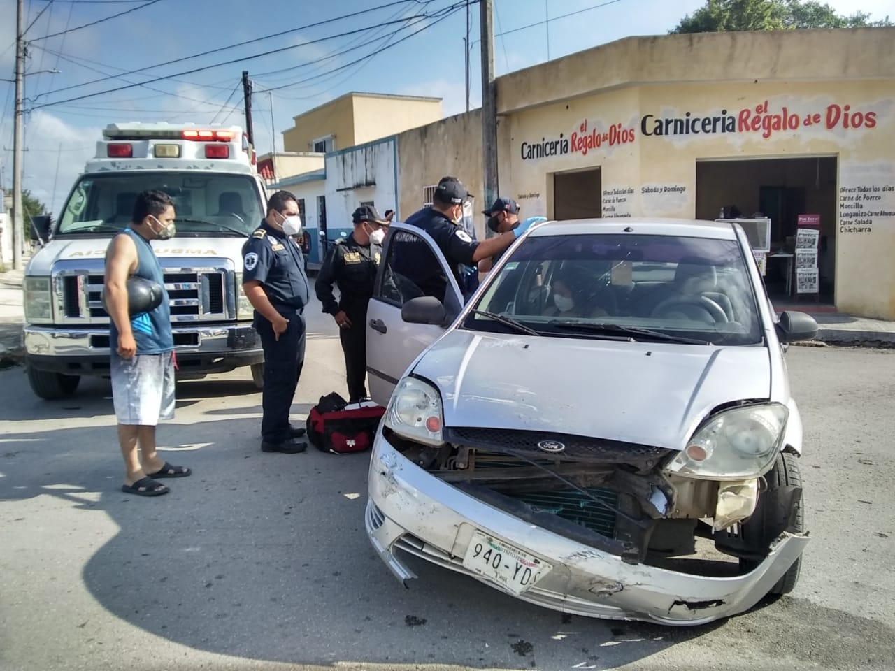 El conductor de la camioneta no respetó su alto y chocó al automóvil. Foto: Carlos Euan El conductor de la camioneta no respetó su alto y chocó al automóvil. Foto: Carlos Euan