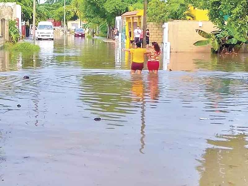 Fugas de agua potable se presentaron en la zona, se reportaron al menos tres desperfectos en el servicio. Foto: Alejandro Collí Fugas de agua potable se presentaron en la zona, se reportaron al menos tres desperfectos en el servicio. Foto: Alejandro Collí