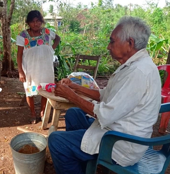 Don Pedro agradece a aquellos que se acercaron a brindarle ayuda. Foto: Alfredo Osorio Aguilar. Don Pedro agradece a aquellos que se acercaron a brindarle ayuda. Foto: Alfredo Osorio Aguilar.