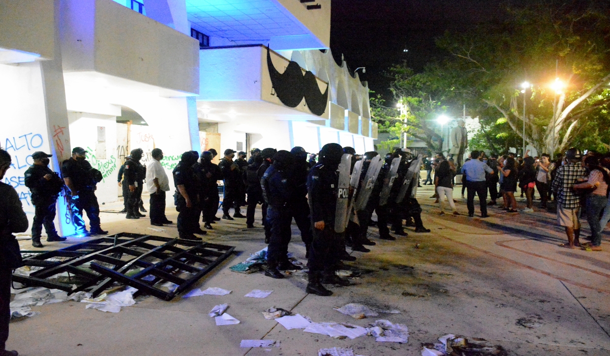 Policías intentaron frenar a los protestantes y ante el avance de estos, sacaron macanas para golpearlos y también hicieron disparos. Foto: Mario Hernández. Policías intentaron frenar a los protestantes y ante el avance de estos, sacaron macanas para golpearlos y también hicieron disparos. Foto: Mario Hernández.