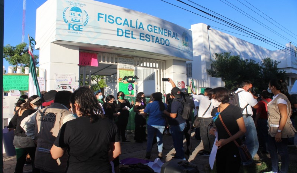 El grupo de jóvenes se vistió de color negro para mostrar luto por las víctimas de violencia de género. Foto: Eric Castillo. El grupo de jóvenes se vistió de color negro para mostrar luto por las víctimas de violencia de género. Foto: Eric Castillo.