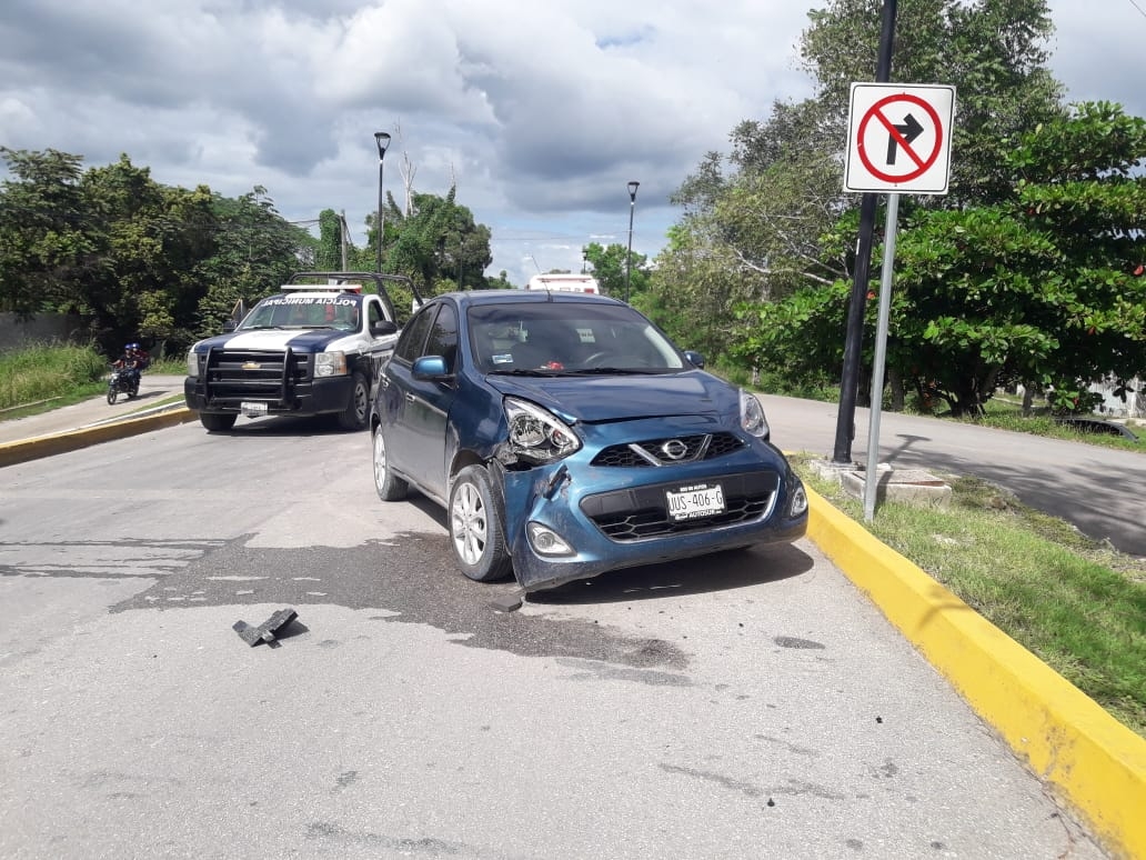 Aparatoso choque por no respetar un alto en Bacalar