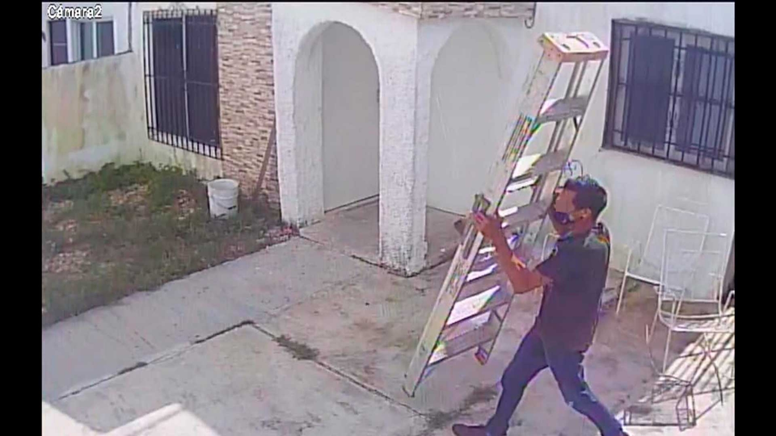 El hombre fue captado por una cámara de seguridad en el Fraccionamiento Chenkú Foto: Facebook Gaby Lu El hombre fue captado por una cámara de seguridad en el Fraccionamiento Chenkú Foto: Facebook Gaby Lu