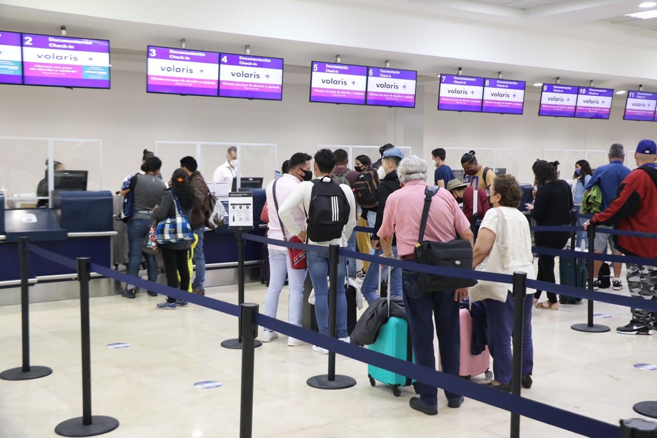 El Aeropuerto de Cancún ha mantenido una buena afluencia de turistas durante el último mes Foto: Jorge Delgado
