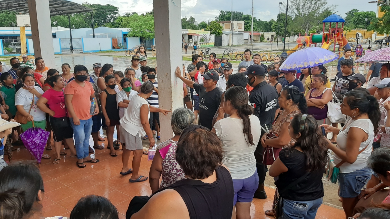 La situación genero una aglomeración y disgusto entre los pobladores. La situación genero una aglomeración y disgusto entre los pobladores.