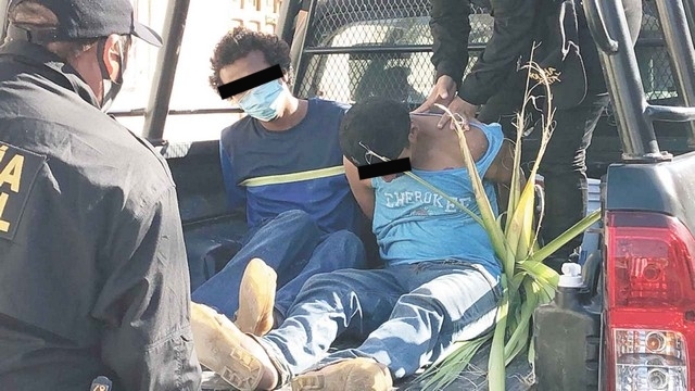Ambos fueron arrestados por faltas administrativas.