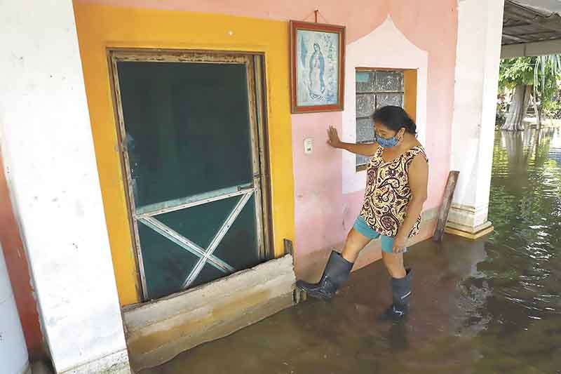 Rosa Moo, habitante de Xcunyá, ha gastado unos 5 mil pesos resolviendo complicaciones por las inundaciones. Rosa Moo, habitante de Xcunyá, ha gastado unos 5 mil pesos resolviendo complicaciones por las inundaciones.