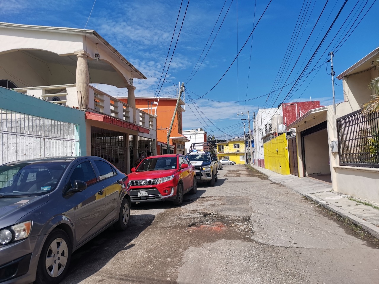 Grúa choca contra poste de Telmex en Ciudad del Carmen y se de a la fuga
