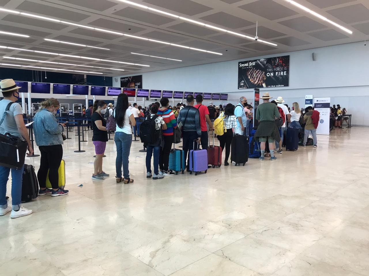 Desde temprana hora los viajeros se enfilaron para documentar sus maletas en el Aeropuerto de Cancún Foto: Mario Hernández Desde temprana hora los viajeros se enfilaron para documentar sus maletas en el Aeropuerto de Cancún Foto: Mario Hernández